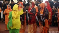Iriana dan ibu-ibu lain yang manortor dilempari beras kuning. Aksi manortor Iriana itu adalah bagian dari dari Mata Ni Horja atau puncak pesta adat Mandailing pernikahan Kahiyang Ayu dan Bobby Nasution.