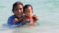 Menteri Susi pun ikut turun tangan lho mengenalkan laut kepada sang cucu tercinta dengan mengajaknya berenang. (Foto: Instagram)