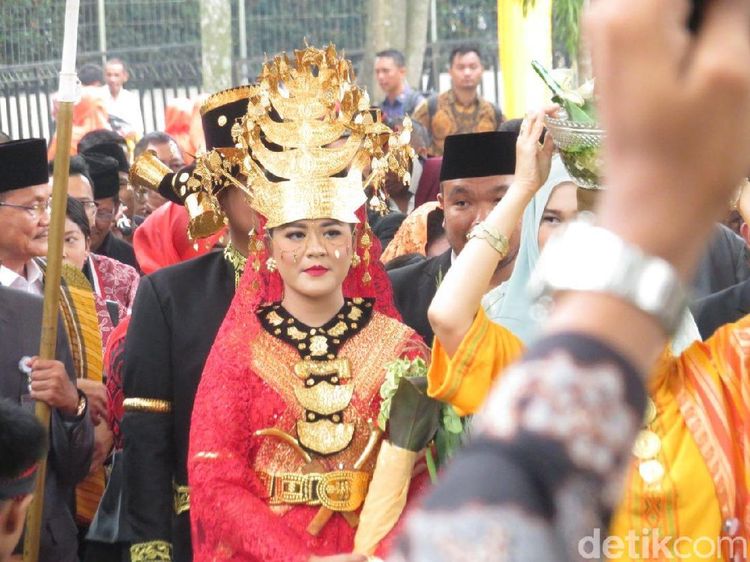 Psikologi Warna dari Rangkaian Pakaian Adat Kahiyang Ayu