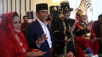 Sambil tersenyum, Jokowi, Iriana, Kahiyang, dan Bobby menggerakkan tangannya seperti yang dilakukan di gelanggang atau panggung Mata Ni Horja.