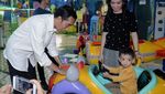 Gaya Mbah Jokowi Momong Jan Ethes di Medan