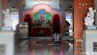 Kesan kuil India langsung luruh begitu anda masuk ke bagian dalam bangunan.