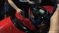 Gibran terus memegangi mobil-mobilan yang dinaiki Jan Ethes. Foto: Ray Jordan/detikcom