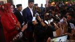 Ekspresi Jokowi-Iriana dan Kahiyang-Bobby Saat Manortor di Depan Wartawan