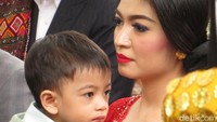 Gemasnya Jan Ethes saat digendong bersama sang ibunda.