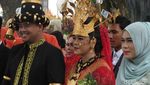 Senyum Kahiyang dan Bobby Saat Berbusana Adat Mandailing