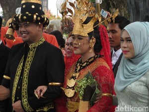 Acara Adat Selesai, Tamu-tamu Salaman dengan Kahiyang-Bobby