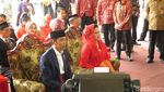 Gaya Jokowi-Iriana Naik Mobil Ulos ke Puncak Pesta Adat