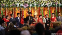 Kahiyang dan Bobby foto bersama keluarga.