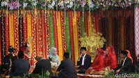 Jokowi memberi nasihat kepada Bobby dan Kahiyang di acara Mata Ni Horja.