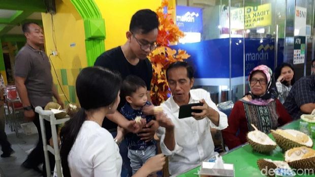 Jokowi sempat ajak cucunya nge-vlog saat makan durian.