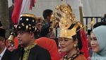 Senyum Kahiyang dan Bobby Saat Berbusana Adat Mandailing