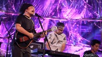Vokalis Payung Teduh, Is memutuskan untuk hengkang. Namun ia tetap melaksanakan tugasnya dengan bernyanyi bersama bandnya sampai kontarknya habis. Foto: Hanif Hawari/detikHOT