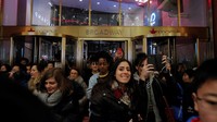 Pembeli memasuki toko yang baru dibuka. Mereka tampak semringah dan bersemangat memburu belanjaan di toko yang merayakan Black Friday.  Reuters/Andrew Kelly.