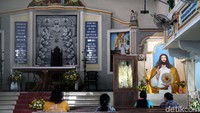 Tidak ada patung dewa-dewi terpajang di sana, melainkan patung santo dengan berbagai ekspresi. Selain itu, deretan kursi-kursi panjang tertata rapi menggantikan suasana lesehan yang biasa terdapat dalam kuil.