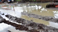 Setu Babakan dikeruk untuk mengantisipasi pendangkalan.