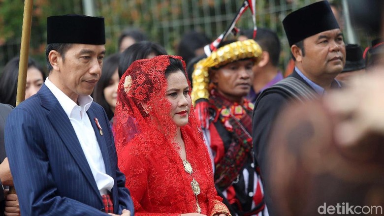 Canda Jokowi soal Pendamping di 2019: Ada Ibu Iriana Canda Jokowi soal Pendamping di 2019: Ada Ibu Iriana