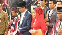 Gaya Jokowi dan Iriana saat disambut Manortor