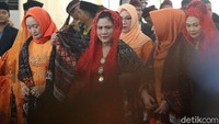 Iriana bersama ibu-ibu lainnya menari tortor.