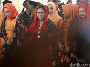 Gaya Ibu Iriana Manortor di Puncak Pesta Adat Kahiyang-Bobby