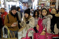 Black Friday, Pegawai Curi-curi Waktu Kerja untuk Cari Barang Diskon