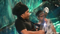 Meski begitu, Is tetap melanjutkan sisa waktunya di Payung Teduh dengan menghadiri jadwal manggung. Foto: Hanif Hawari/detikHOT