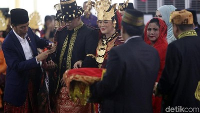Foto: Jokowi dan Iriana Mengulosi Kahiyang-Bobby