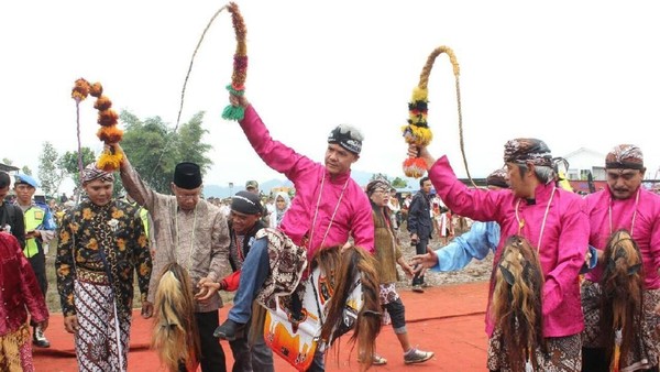 Ganjar juga pernah berkunjung ke Temanggung dalam suatu acara. Di sana ia malah sempat main kuda lumping (Dok Pemprov Jateng) Ganjar juga pernah berkunjung ke Temanggung dalam suatu acara. Di sana ia malah sempat main kuda lumping (Dok Pemprov Jateng)