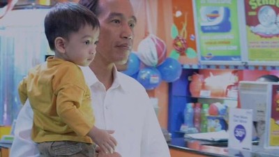 Gaya Mbah Jokowi Momong Jan Ethes di Medan