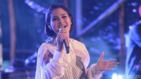 Meski hujan Andien tetap tampil maksimal malam tadi. Foto: Andien (Hanif/detikHOT)