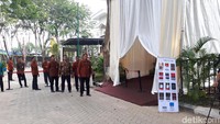 Saat masuk, peserta diperiksa isi barang bawaannya dan harus melewati metal detector. Pemeriksaan badan (body check) juga dilakukan.