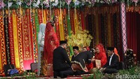 Usai manortor, Kahiyang dan Bobby lalu menghampiri orang tua. Mereka bersalaman dan cipika-cipiki.
