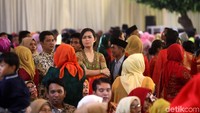 Selain pakaian adat, sebagian tamu tampak mengenakan batik.