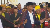 Meski mengaku baru belajar manortor lewat Youtube, Jokowi tampak tidak canggung saat manortor (Foto: Dok. CNN Indonesia TV)