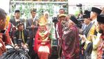 Melihat Lagi Momen Jokowi Sekeluarga di Pesta Adat Kahiyang-Bobby