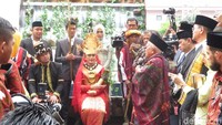 Kemudian, ganti Kahiyang dan Bobby yang menjalani prosesi marpangir. Maknanya adalah menghanyutkan masa lajang. Mereka akan dianggap sebagai orang tua setelah menjalani prosesi ini. (Foto: Andhika Prasetia/detikcom)