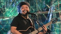 Senyuma semringah Is. Foto: Hanif Hawari/detikHOT