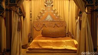 Bangunan ini didominasi dengan warna kuning keemasan yang identik dengan etnis Melayu.