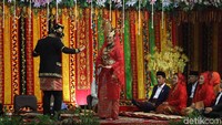 Bobby dan Kahiyang menari Tortor di hadapan orang tuanya.