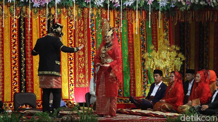 Kahiyang dan Bobby manortor dalam prosesi puncak pesta adat (mata ni horja), Sabtu (25/11/2017). Mereka menari di hadapan orang tua dan tamu undangan.