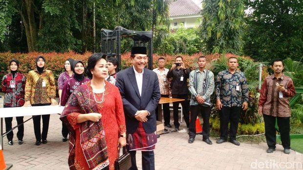 Luhut dan Istri tiba di lokasi puncak pesta adat.