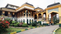 Bangunan Istana Maimum terlihat megah.