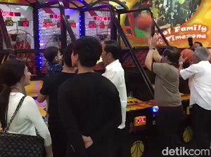 Aksi Jokowi Adu Lempar Bola Basket dengan 2 Menterinya