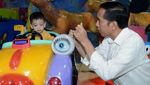 Gaya Mbah Jokowi Momong Jan Ethes di Medan