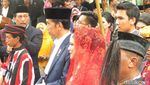 Momen Jokowi-Iriana Disambut Manortor Mundur