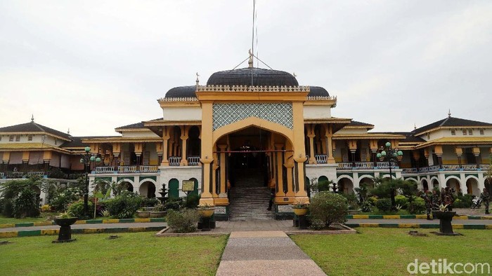 Istana Maimun adalah sebuah bangunan peninggalan sejarah masa kerajaan melayu Sultan Deli ke- IX. Kini istana tersebut jadi objek wisata favorit warga medan.
