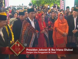 Gaya Jokowi dan Iriana di Upacara Adat Mandailing