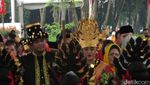 Senyum Kahiyang dan Bobby Saat Berbusana Adat Mandailing