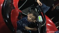 Jan Ethes menunggu Jokowi sambil naik mobil-mobilan ditemani ayah dan ibunya. Foto: Ray Jordan/detikcom