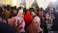 Sebagian tamu berdiri untuk menyaksikan rangkaian prosesi.